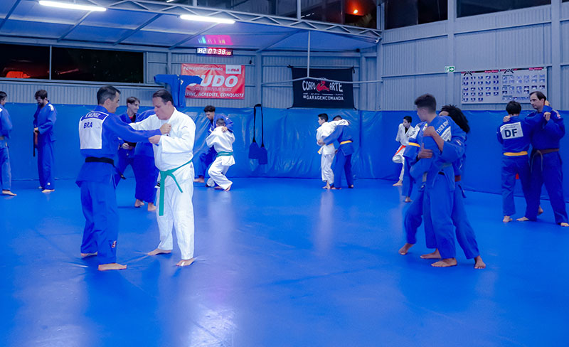 Foto do interior da academia.