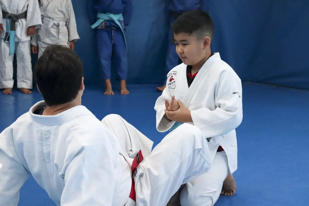 Crianças praticando Judô
